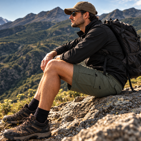Homem usando Bermuda Tática Masculina Cargo Lemartine Verde Militar em trilha na montanha