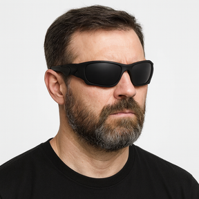 Homem usando Óculos de Sol Militar Polarizado Lemartine Preto