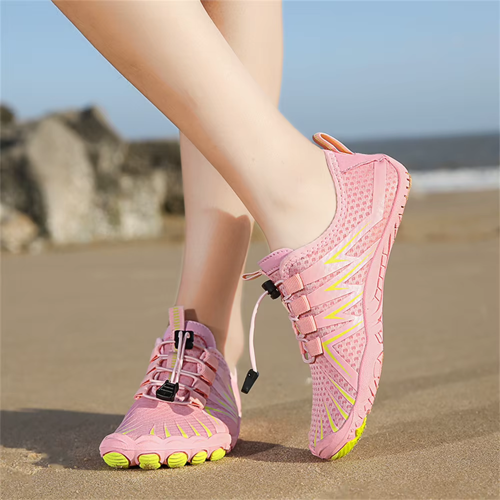 Sapato Aquático Barefoot Feminino Lemartine Rosa na praia
