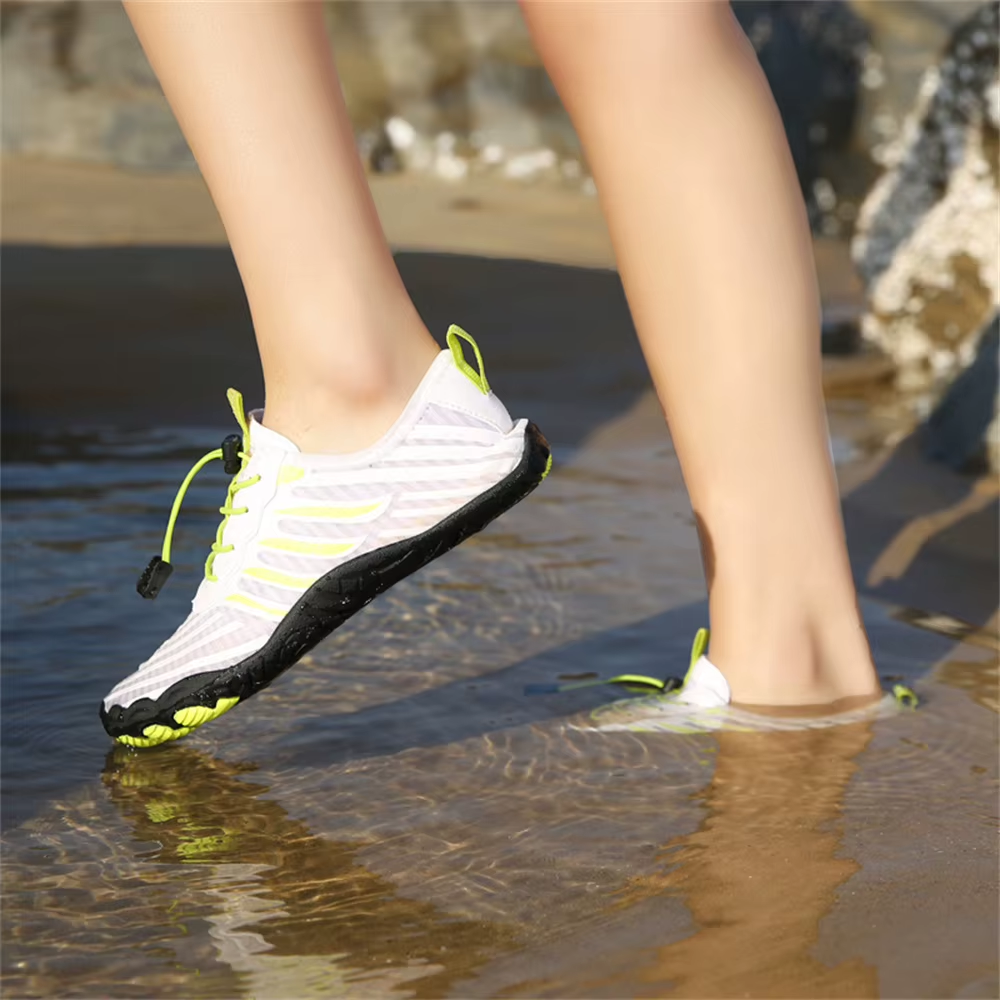Sapato Aquático Barefoot Lemartine Branco na água