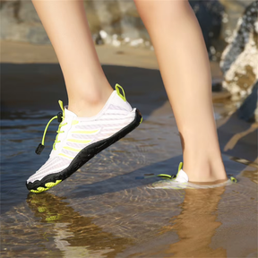 Sapato Aquático Barefoot Lemartine Branco na água